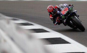 Fabio Quartararo conduce su Yamaha en Silverstone hacia la victoria. (Adrian DENNIS/AFP)