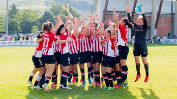 Las jugadoras del Athletic celebran su triunfo en la EH Kopa. (ATHLETIC)