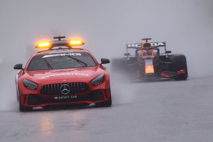 Max Verstappen persigue al safety car en el GP de Bélgica disputado en Spa. (Kenzo TRIBOUILLARD/AFP)