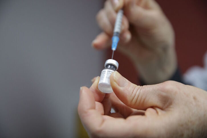Las vacunas apenas llegan a los países pobres. (Carlos JUNIOR/AFP)