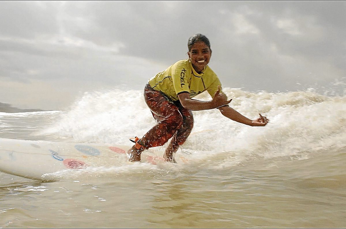 Samira Surfs