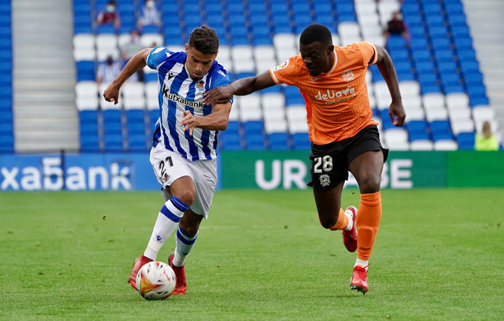 Djouahra ha creado peligro con su velocidad ante Gozzi. (Andoni CANELLADA/FOKU)