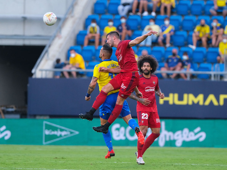 David García, que despeja un balón ante Negredo, ha sido el autor del decisivo 2-3, también de cabeza. (LOF)