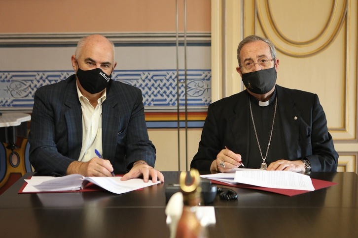 El vicepresidente Aierdi y el arzobispo Pérez firman el convenio de cesión de viviendas de la Iglesia navarra para alquiler público. (GOBIERNO DE NAFARROA)