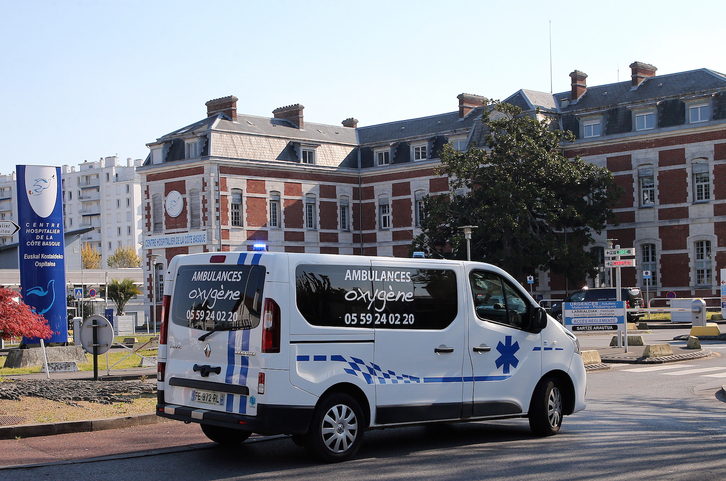Ambulancia en el exterior del hospital de Baiona. (Bob EDME)