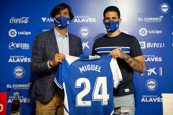 Sergio Fernández y Miguel de la Fuente, en el acto de presentación (DEPORTIVO ALAVÉS)