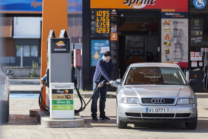 Un hombre reposta en una gasolinera de Gasteiz. (Endika PORTILLO/FOKU)