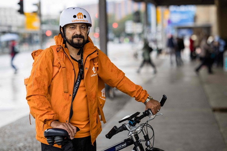 Sayed Sadaat Afganistango ministro ohia, bizikleta helduta lanera joan aurretik. (Jens SCHLUETER/AFP)