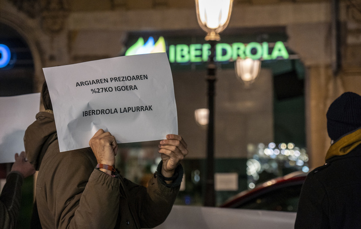 Protesta contra Iberdrola por la subida de la luz, en Bilbo en enero pasado. (Marisol RAMIREZ/FOKU)