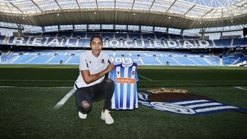 Gaby Garcia, Realaren azken fitxaketa, kamiseta berriarekin. (REAL SOCIEDAD)