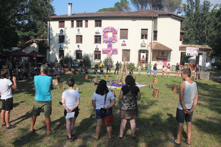 Eragile ezberdinetako kideak bildu dira Arteako Basoa etxean. (ITA)