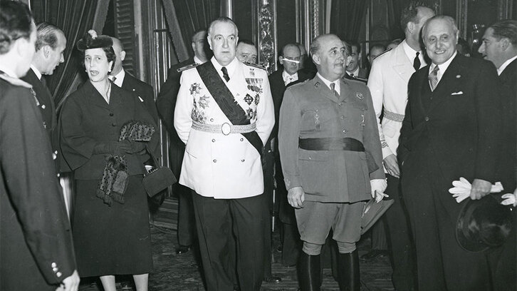Franco, recibido en la Diputación de Nafarroa en 1952. (portalcultura.navarra)