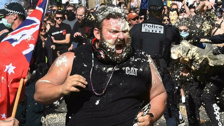 Gizon bat abuztuaren 21ean Melbournen osasun neurrien kontra egindako manifestazioan. (William WEST/AFP)