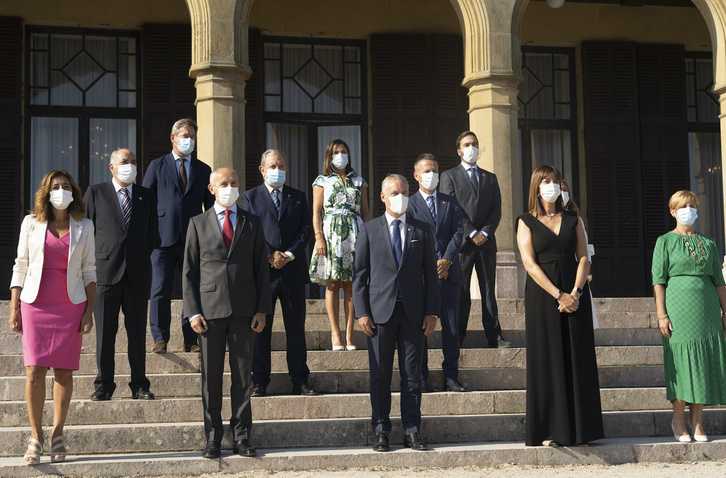 Urkullu junto al resto de su gabinete en Miramar. (Jagoba MANTEROLA/FOKU)