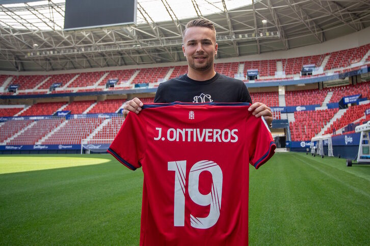 Ontiveros muestra la camiseta con la que jugará en Osasuna (OSASUNA)