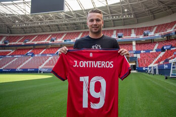 Ontiveros muestra la camiseta con la que jugará en Osasuna (OSASUNA)