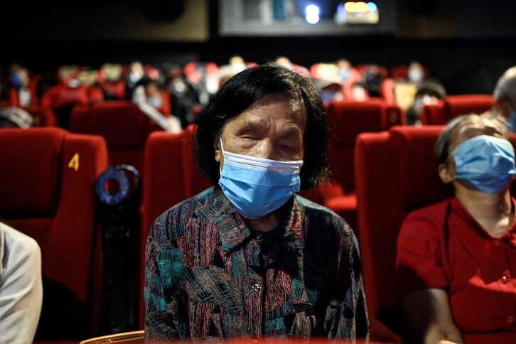 Una mujer escucha al narrador en el teatro Xin Mu. (Jade GAO/AFP)