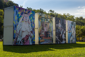 Ereaga hondartzan, kirol zaleak «lanean» eta argazkiek zabaldutako mundua, ondoan. Ezkerrean, Leonard Suryjayaren «False idol» ikusgarria. (Marisol RAMIREZ | FOKU)