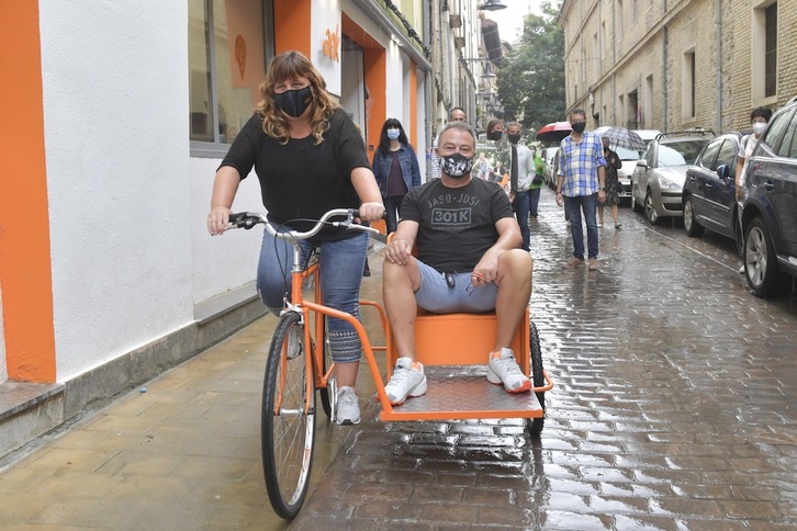 El bicicarro, símbolo de la nueva campaña de matriculación de AEK, representa la relación entre el alumnado y el profesorado. (Idoia ZABALETA/FOKU)