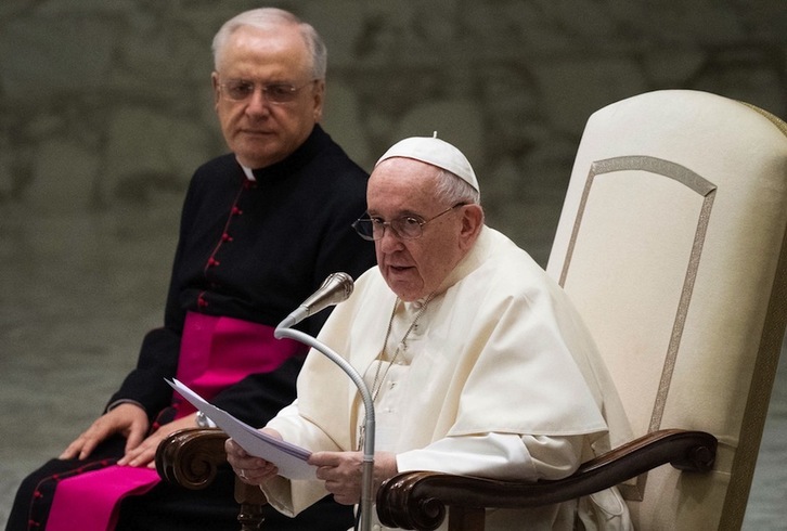 El Papa Francisco, en el centro, durante su audiencia semanal este mismo miércoles. (Tiziana FABI/AFP)