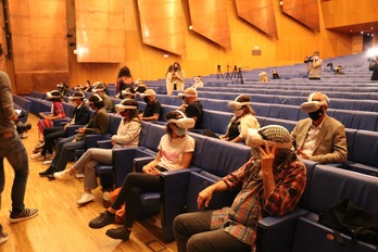 Parte hartu duten musikariak, El Drogas eta Aitor Gorosabel tartean, 3D betaurrekoekin. (FAIR SATURDAY FOUNDATION)  