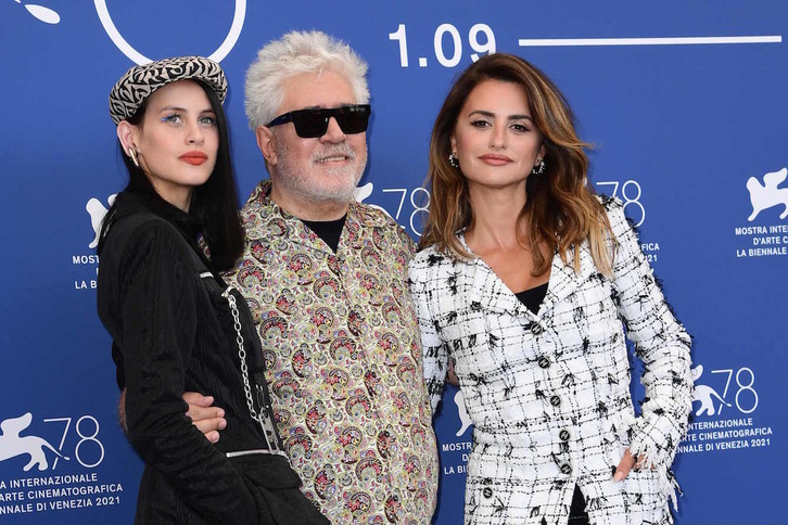 Pedro Almodóvar, flanqueado por las actrices Milena Smit y Penélope Cruz. (Miguel MEDINA / AFP) 