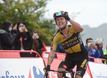 Roglic ha celebrado con un gran grito su victoria en los Lagos de Covadonga. (Miguel RIOPA/AFP)