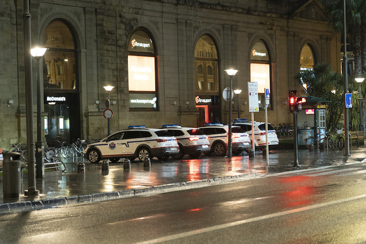 Patrullas de la Ertzaintza por la noche en el Boulevard de Donostia. (Gorka RUBIO/FOKU)