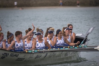 Arrun Lagunak pozarren sailkapen estropadan alde nabarmenaz irabazi ondoren. (Gorka RUBIO /FOKU)