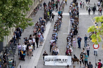 Concentración contra el evento de hípica frente a la entrada principal de la CIudadela. (Iñigo URIZ / FOKU)