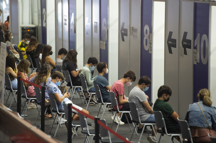 Varios jóvenes aguardan a su turno para vacunarse en La Casilla.        (Monika DEL VALLE I FOKU)