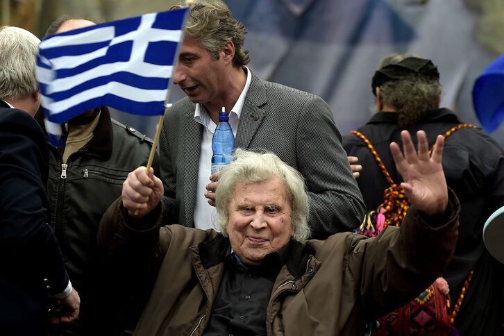 Mikis Theodorakis, en una manifestación en Atenas, en 2018, por el conflicto de Macedonia del Norte. (Angelos TZORTZINIS/AFP)