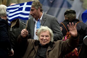 Mikis Theodorakis, en una manifestación en Atenas, en 2018. (Angelos TZORTZINIS/AFP)