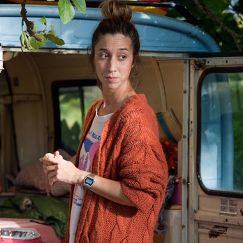 Nora (Ane Pikaza) y su fiel compañera de viaje Dyane (furgoneta). (NAIZ)