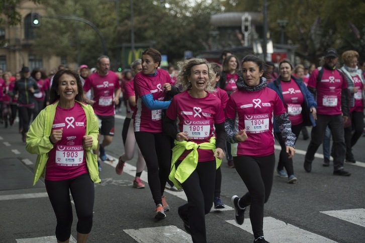 Marcha solidaria contra el cáncer de mama, en Donostia, en octubre de 2018. (Juan Carlos RUIZ/FOKU)