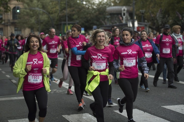 Marcha solidaria contra el cáncer de mama, en este caso en Donostia, en octubre de 2018. (Juan Carlos RUIZ/FOKU)