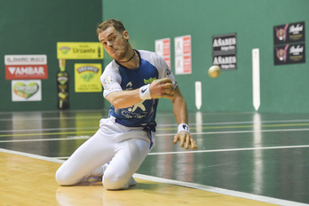 Unai Laso, zabaletik pilota bat eramaten (Idoia ZABALETA / FOKU)