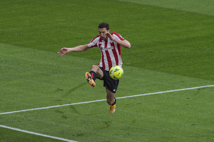 De Marcos controla un balón en San Mamés (Aritz LOIOLA / FOKU)