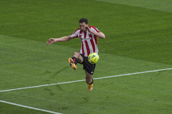 De Marcos controla un balón en San Mamés (Aritz LOIOLA / FOKU)