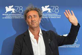 Paolo Sorrentino saludaba ayer a la prensa gráfica en Venecia, a donde ha acudido con su último proyecto, «Fue la mano de Dios», que se estrenará en la plataforma Netflix. (Filippo MONTEFORTE | AFP)