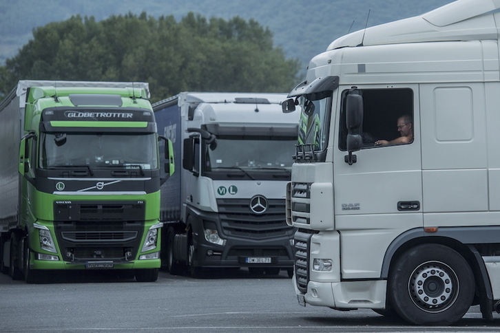 Camiones estacionados en una gasolinera de Gipuzkoa. (Gorka RUBIO/FOKU)