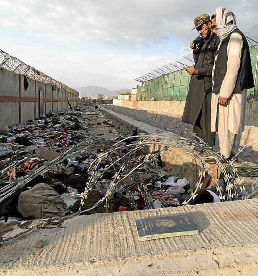 Restos de las evacuaciones masivas en los últimos días en la entrada del aeropuerto de Kabul. (F.R.)