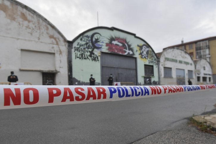 Poliziaren kordoia, atzo, Errotxapeako gaztetxera hurbiltzea eragozten. (Idoia ZABALETA/FOKU)