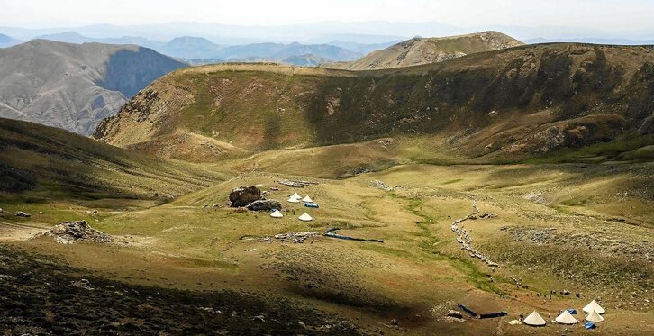 En primavera los pastores se trasladan a las montañas altas en busca de pasto fresco para las ovejas. (Bulent KILIC/AFP)