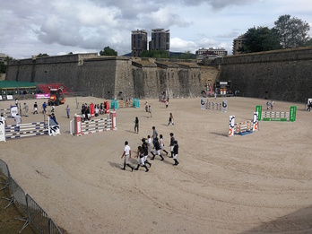 En los fosos de la Ciudadela se ha vertido arena para la organización del evento hípico. (Martxelo DÍAZ)