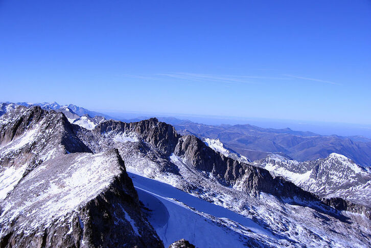 Imagen aérea del glaciar del monte Aneto, en el parque natural de Posets-Maladeta (NAIZ)