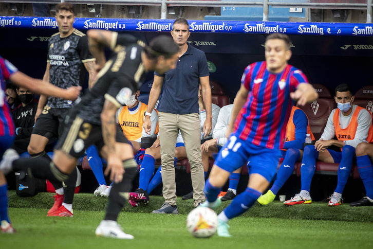 Gaizka Garitano sigue una jugada en el partido contra la Ponferradina (Jaizki FONTANEDA / FOKU)