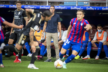 Gaizka Garitano sigue una jugada en el partido contra la Ponferradina (Jaizki FONTANEDA / FOKU)
