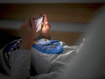 Haur bat ohean, sakelako telefonoari begira. (Jaizki FONTANEDA I FOKU)