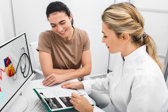 Pertsona bakoitzaren gaixotasuna adierazteko moduak ikertu behar dira. Horretarako datu interesgarriak jasotzen ahal dituzte Lehen Arretan, eurekin dutelako pazienteek lehen harremana. (GETTY IMAGES)